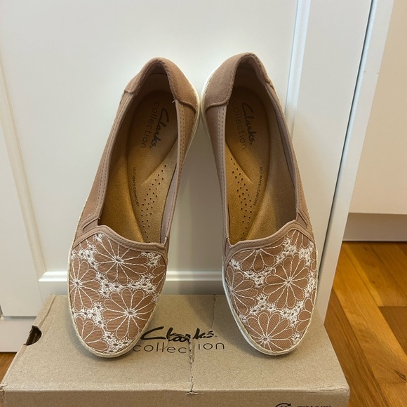 Clarks Elaina Harbor Warm Beige slip on size 8 NWT - Picture 6 of 7